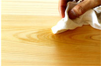 アルコール含有の布で拭く様子