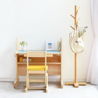 家具の色遊びでポップな雰囲気に<br>kindデスク / 2本脚チェア pop（ひまわり）/ ポールハンガー 150