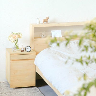 ベッドのサイドテーブルとして<br>2段ワゴン / ベッドM ヘッドボード