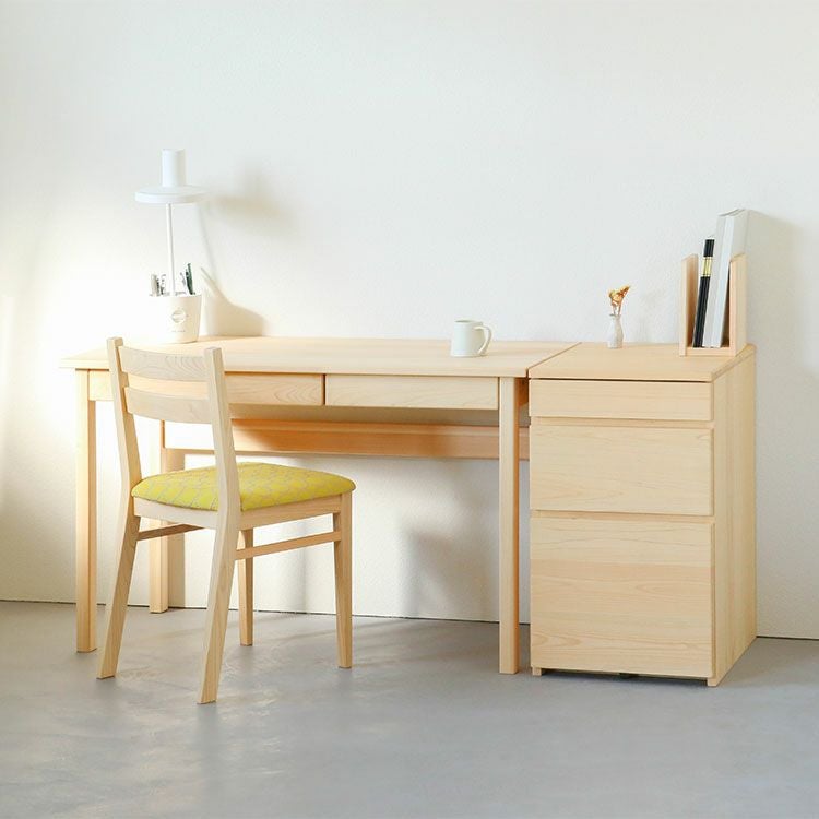 ワゴンを合わせてカウンターデスクスタイル<br>4本脚デスク L50（プレミアム）<br>Dチェア mina perhonen（イエロー×グレー）<br>サイドワゴン 50 / コの字ブックエンド（ひのき）
