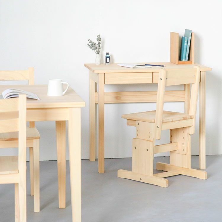 リビングに置きやすいコンパクトサイズ<br>4本脚デスク 80（プレミアム）/ 2本脚チェア<br>ダイニングテーブル D hinoki / Dチェア<br>コの字ブックエンド（さくら）