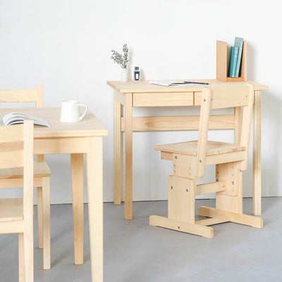 リビングに置きやすいコンパクトサイズ<br>4本脚デスク ８０（プレミアム）/ 2本脚チェア<br>ダイニングテーブル D hinoki / Dチェア<br>コの字ブックエンド（さくら）