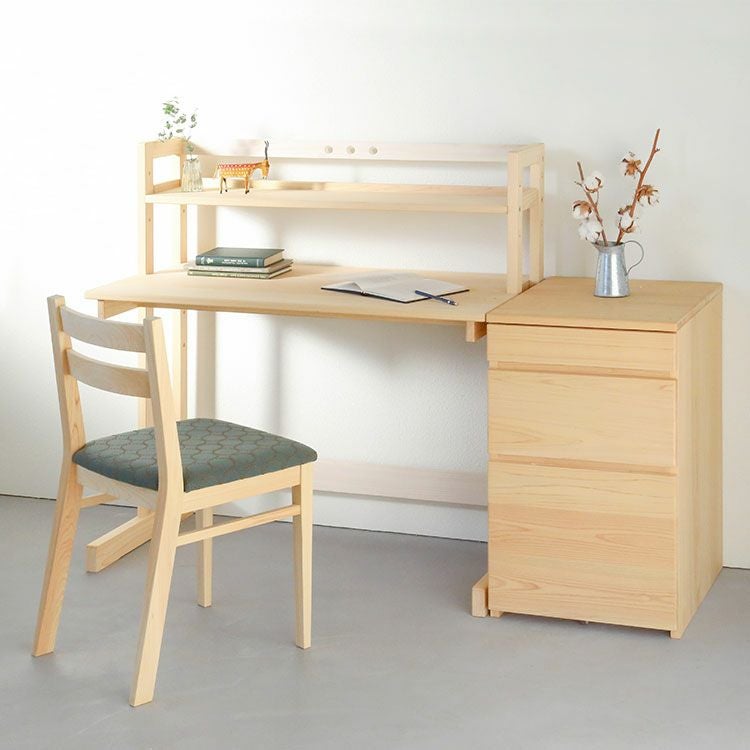 サイドワゴンを足してクラシカルな雰囲気にも<br>nvovoデスク E100 / サイドワゴン50<br>Dチェア minä perhonen（スモーキーグリーン×ブラウン）