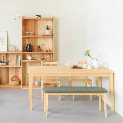 ベンチと合わせるとヌケ感が心地よい<br>Dチェア / ダイニングテーブル D hinoki<br>Dベンチ mina perhonen（スモーキーグリーン×ブラウン）<br>シェルフ C large / シェルフ C small