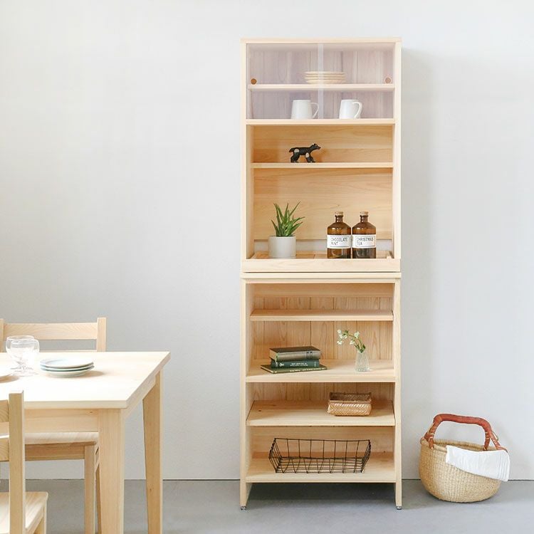 すっきりした印象を与える、シンプルなフォルム<br>キッチンボード C60（utility）<br>ダイニングテーブル D hinoki / Dチェア