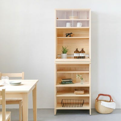 すっきりした印象を与える、シンプルなフォルム<br>キッチンボード C60（utility）<br>ダイニングテーブル D hinoki / Dチェア