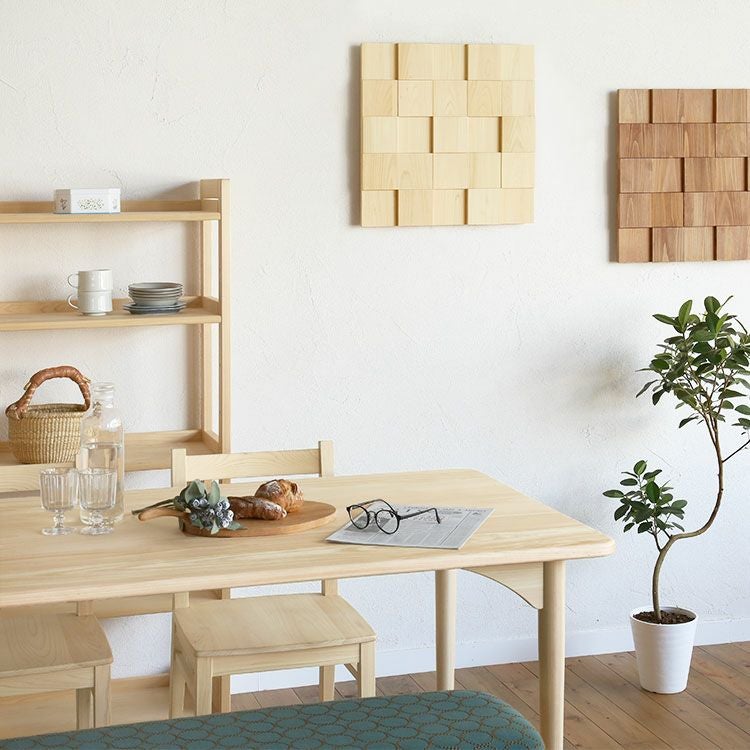 ダイニングが心地よい空気に包まれる<br>ウッドアートパネル 5×5 natural<br>ウッドアートパネル 5×5 brown<br>ダイニングテーブル Y150 / オープンラック80<br>Dベンチ mina perhonen（スモーキーグリーン×ブラウン）<br>Dチェア