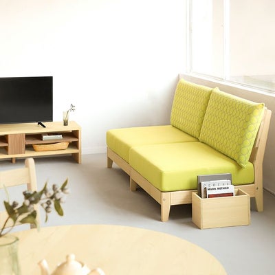 家族の暮らしの中心に、ぱっと華やぐソファを<br>ソファ S2.7 armless mina perhonen（イエロー）<br>テレビボード N160 / waku-s 1/2<br>ラウンドテーブル D hinoki 90 / Gチェア