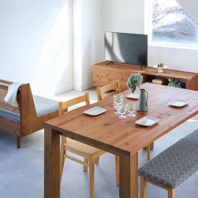 落ち着いた印象を与えるリビングダイニング<br>ダイニングテーブル P150 .ERA<br>テレビボード C180 .ERA / ソファU2 .ERA / Dチェア<br>Dベンチ mina perhonen（グレー）