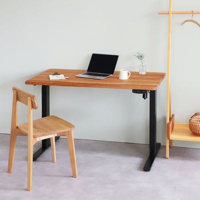 無垢の質感が映える、整った暮らし<br>サイズオーダー 昇降デスク S sakura<br>チェアR / サクラハンガー