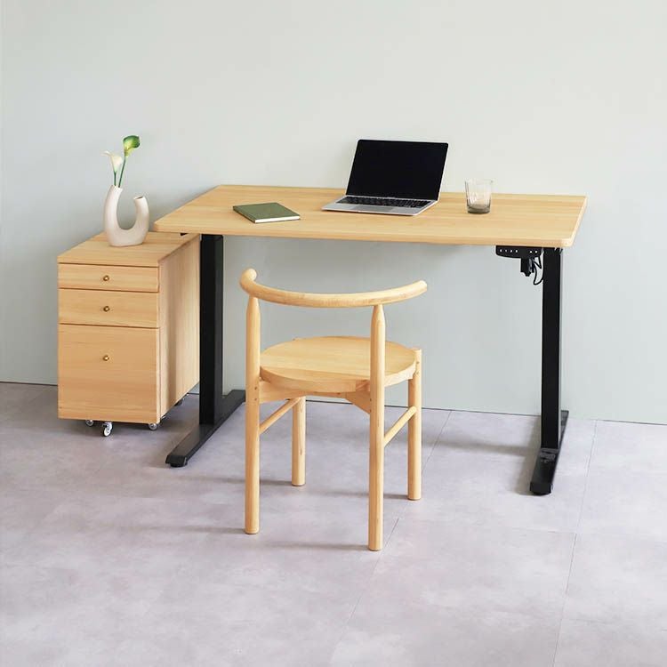 無垢の質感が映える、整った暮らし<br>サイズオーダー 昇降デスク S hinoki<br>チェア O / つまみワゴン M