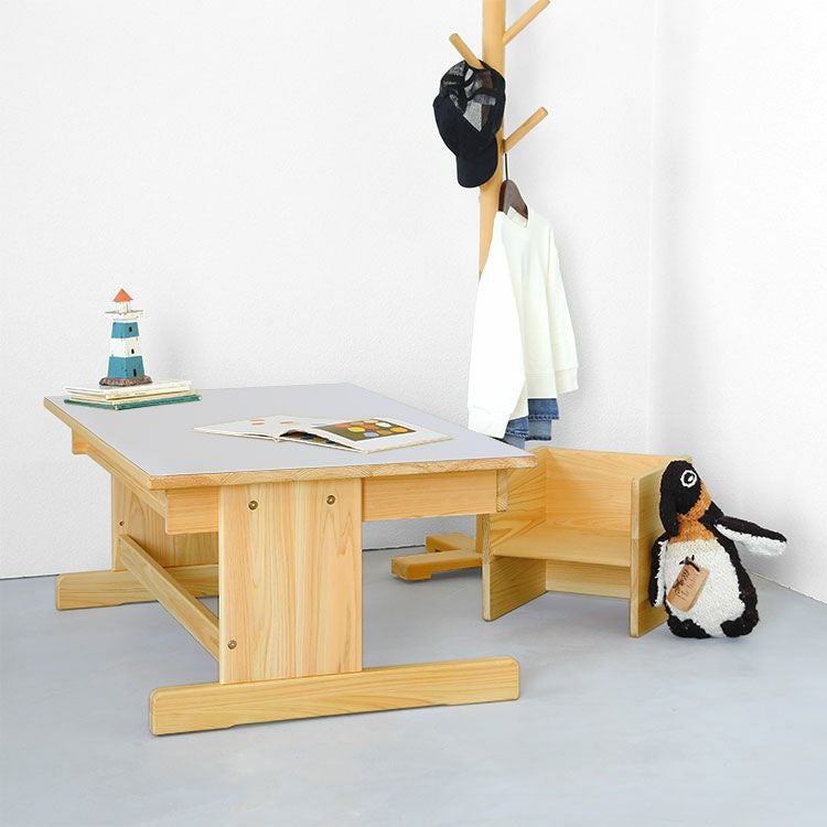 まずはお絵かき用デスクとしてスタート<br>2本脚デスク １００/ まめチェア