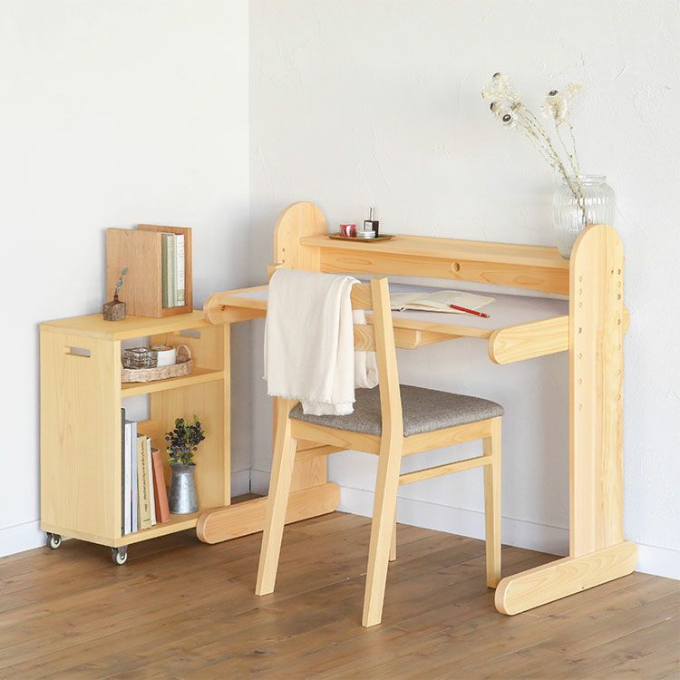 ひのきの白×天板のグレーで柔らかな印象に<br>nvovoデスク K100<br>Dチェア basic color（ブラウン）/ オープンワゴン ロー<br>コの字ブックエンド（くるみ）