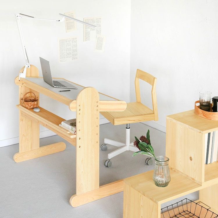 お部屋の一角を快適なワークスペースに<br>nvovoデスク K100/ Cチェア<br>waku W / waku / デスクライト 6x siro