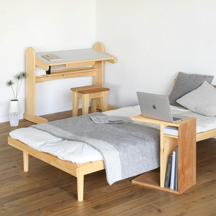 ワンルームの1人暮らしでも使いやすいサイズ感<br>nvovoデスク K100/ サクラスツール 60<br>ベッドF スタンダード S / サイドテーブル A