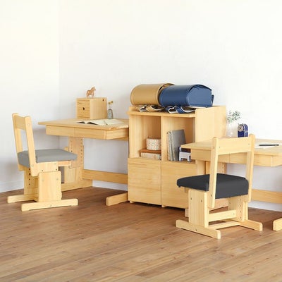 きょうだいで色違いのコーデを楽しんでも<br>2本脚チェア canvas（ライトグレー、チャコール）<br>2本脚デスク ８０ / waku-subaco